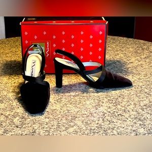 *NO BUNDLE ITEM* Shoes Nina Black Velvet 9M